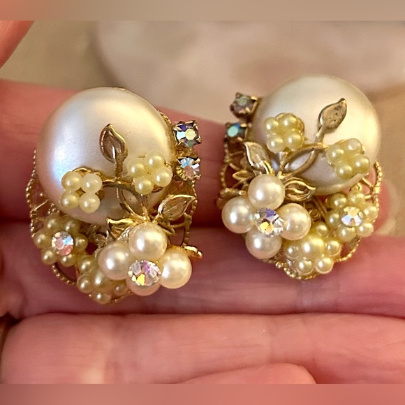 Unsigned Miriam Haskell Vintage Faux Pearl AB Goldtone Floral Earrings - Picture 5 of 14